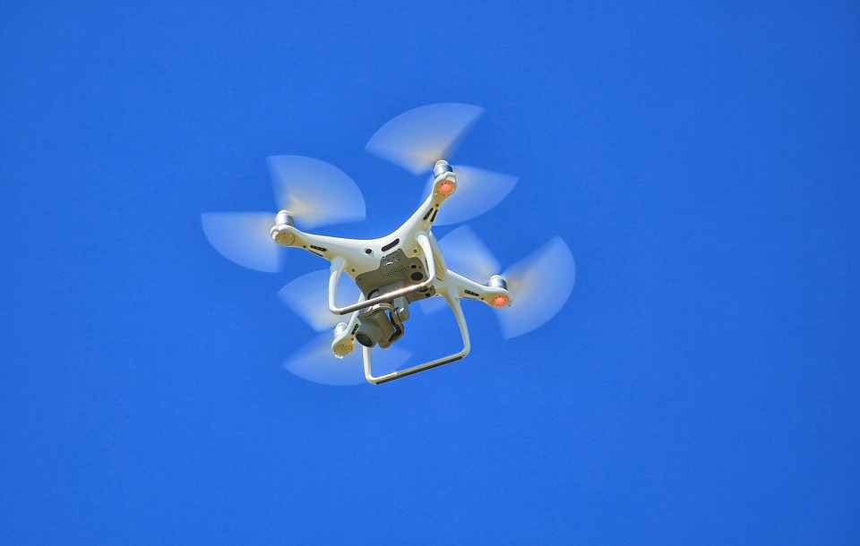 drone quadricoptère blanc
